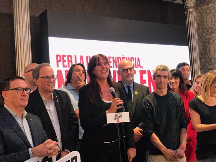 Jaume Alonso Cuevillas, Quim Torra, Laura Borrs, Eduard Pujol, Roger Español i altres membres de JxCat en la nit electoral de les eleccions generals del 10 de novembre del 2019