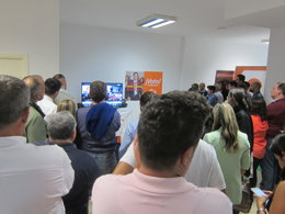 Militantes de Cs escichando el discurso de Albert