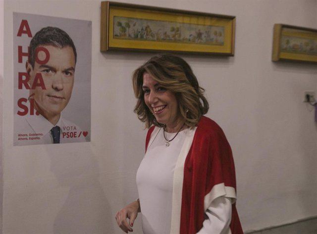 Susana Díaz, secretaria general del PSOE-A, ante un cartel de campaña con Pedro Sánchez, esta noche electoral