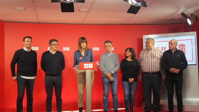 La secretaria general del PSE, Idoia Mendia, junto a candidatos vascos en la sede del PSE en Bilbao.