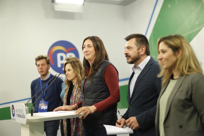 La secretaria general del PP-A, Loles López, interviene tras conocerse los resultados electorales de este 10N