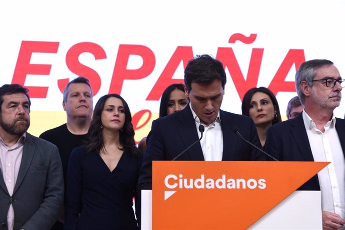 El líder de Ciudadanos, Albert Rivera (en el atril), asume los pésimos resultados de su partido en la sede de la formación naranja