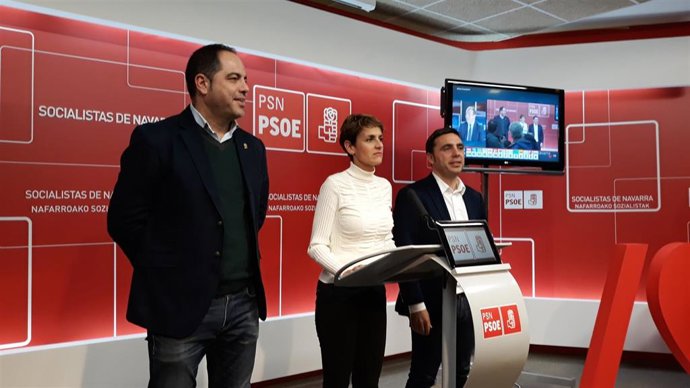 La presidenta de Navarra y secretaria general del PSN, María Chivite, interviene en la noche electoral del 10 de noviembre junto a Ramón Alzórriz (i), secretario de Organización del PSN, y Toni Magdaleno, candidato al Senado.