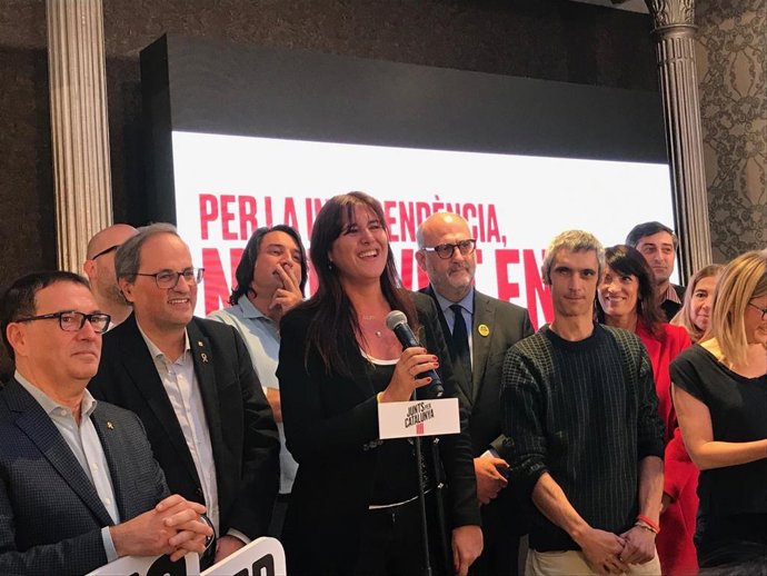 Jaume Alonso Cuevillas, Quim Torra, Laura Borrs, Eduard Pujol, Roger Español y otros miembros de JxCat en la noche electoral de las elecciones generales del 10 de noviembre de 2019