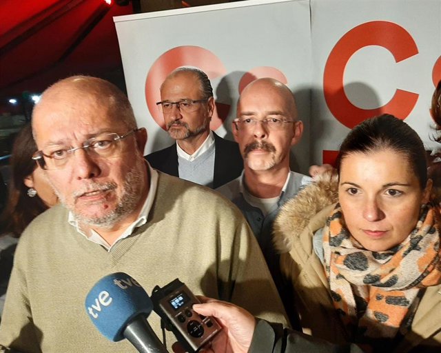 El miembro de la Ejecutiva nacional de Cs, Francisco Igea, (derecha) junto a la candidata al Congreso por Valladolid Soraya Mayo.