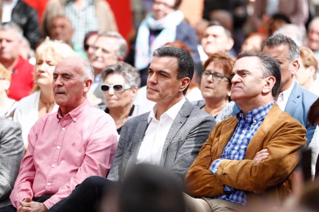 El secretario general del PSOE y presidente del Gobierno en funciones, Pedro Sánchez (c) junto al secretario general del partido en  Madrid, José Manuel Franco (d) . 