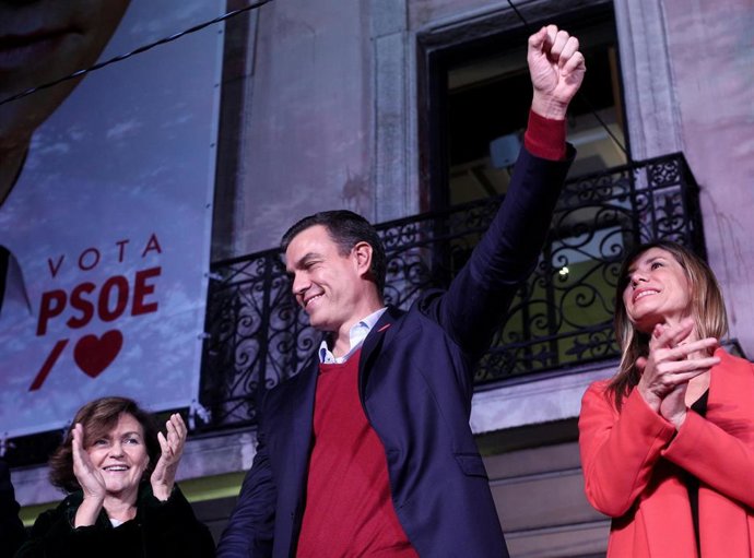 (I-D) La vicepresidenta del Gobierno en funciones, Carmen Calvo; el Secretario general del PSOE y candidato a la presidencia del Gobierno, Pedro Sánchez y su mujer, Begoña Gómez celebran los resultados del partido durante la noche electoral del 10N 
