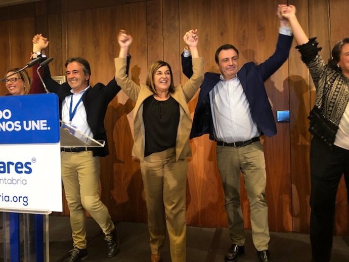 La presidenta del PP de Cantabria, María José Sáenz de Buruaga, y sus candidatos celebran la victoria en Cantabria el 10N