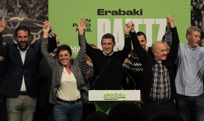 El corrdinador de EH Bildu, Arnaldo Otegi, celebra los resultados electorales junto a los candidatos a Cortes Generales