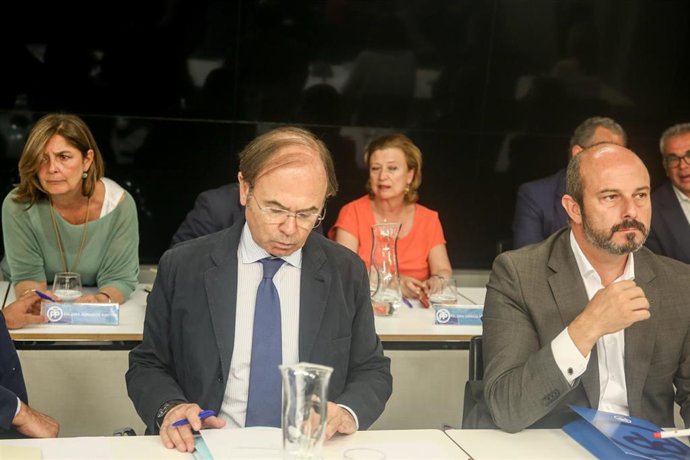 (i-d) El vicepresidente segundo del Senado Pío García Escudero y el presidente interino de la Comunidad de Madrid Pedro Rollán en la reunión del Comité Ejecutivo del PP de Madrid.