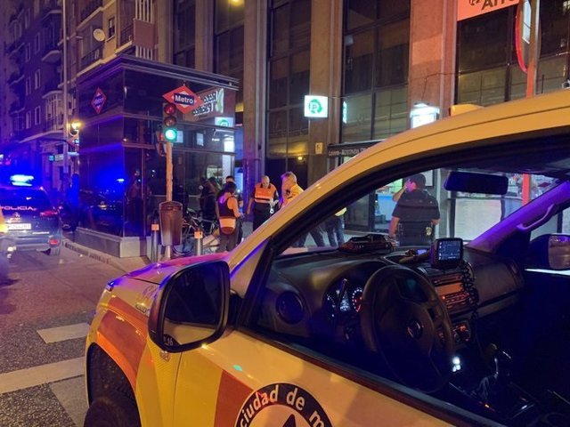 Vehículo de Samur Protección Civil desplazado para atender a los heridos de una reyerta en Puente de Vallecas.