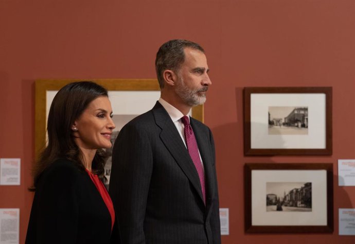El Rey Felipe VI y la Reina Letizia a la llegada al encuentro con los directores de la Asale y los patronos de la RAE, en Sevilla (España) a 8 de noviembre 2019