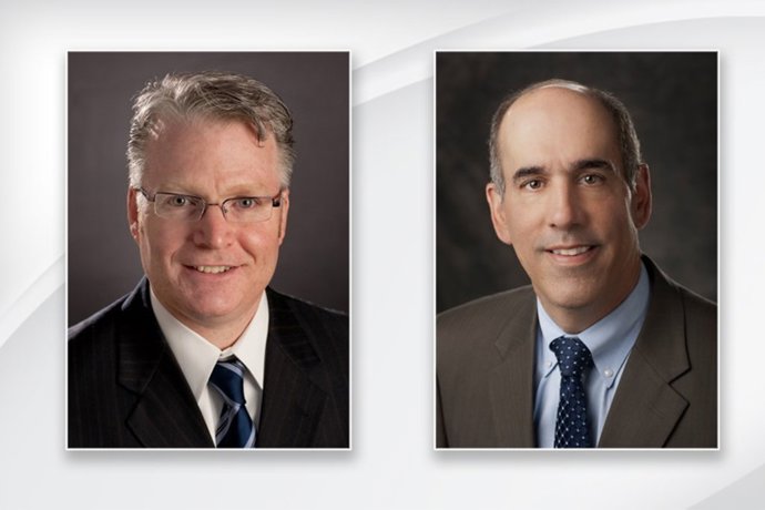 Brian Sweeny (izquierda), vicepresidente de Operaciones de Concesionarios e Innovación de General Motors, y Steve Hill (derecha), responsable de Chevrolet