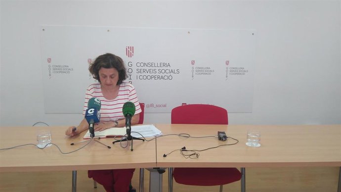 La consellera de Asuntos Sociales y Deportes, Fina Santiago, en rueda de prensa.