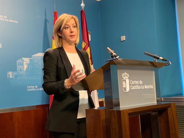 La portavoz del PSOE en las Cortes de Castilla-La Mancha, Isabel Abengózar, en las Cortes.