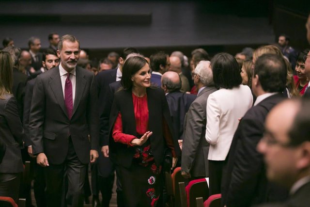 Los Reyes Felipe VI y Letizia (1i; 2i), a su salida del auditorio tras clausurar el XVI Congreso de la Asociación de Academias de la Lengua Española (Asale). En Sevilla, a 08 de noviembre de 2019.