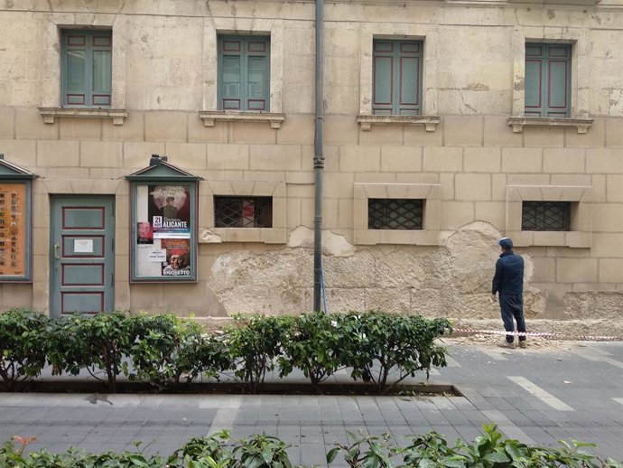 Un operario repara la fachada lateral del Teatro Principal de Alicante.
