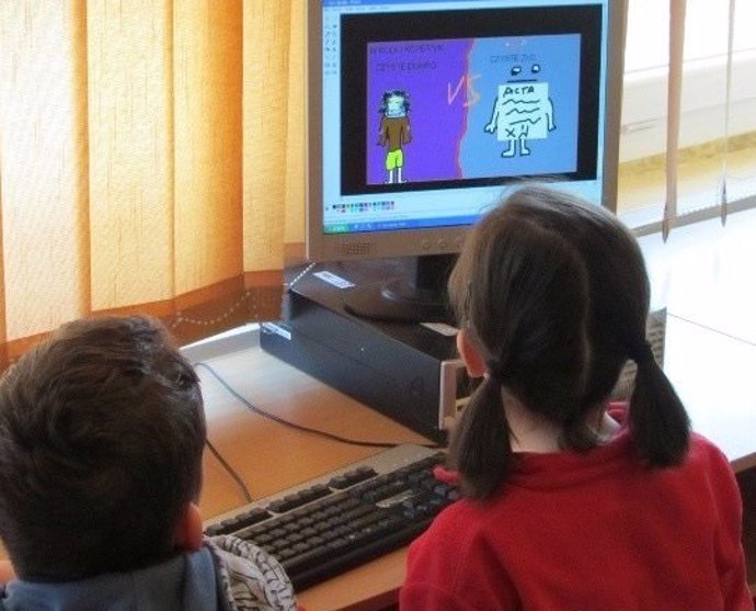 Niños ante un ordenador