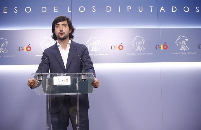 El portavoz adjunto de Ciudadanos en el Congreso y secretario de Programas y Áreas Sectoriales del partido, Toni Roldán, durante la rueda de prensa en la que anuncia su dimisión.