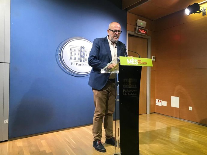 El portaveu de MÉS per Mallorca en el Parlament, Miquel Ensenyat, en roda de premsa en el Parlament