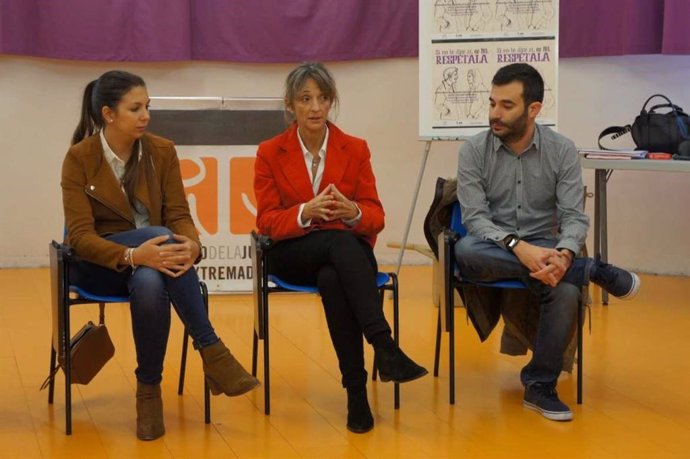 Sara Durán, Beatriz Muñoz y Felipe González en unas jornadas en Mérida sobre formación para prevenir la violencia sexual entre adolescentes