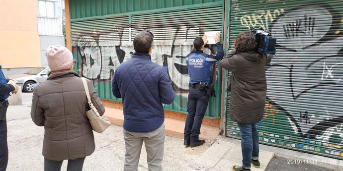 Un agente de la Policía Municipal de Madrid precinta la popular Galería de La Elipa