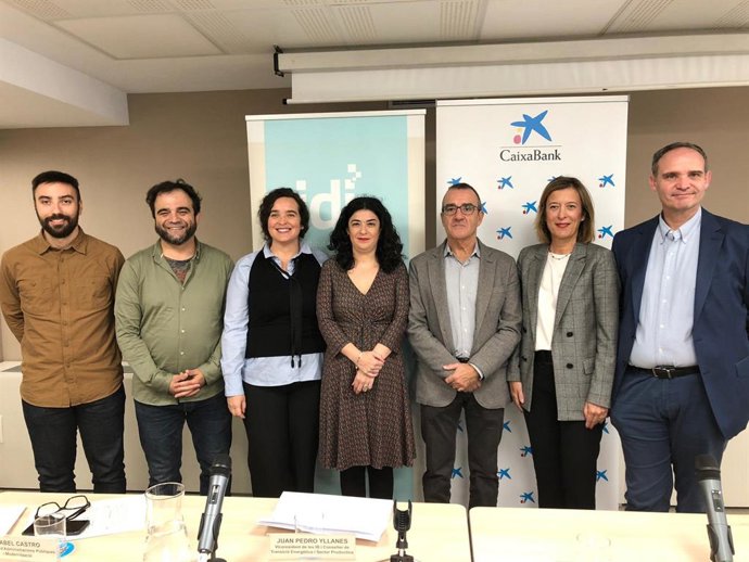 La consellera d'Administracions Públiques i Adminstración, Isabel Castro (4i) , el vicepresident i conseller de Transició Energtica i Sectors Productius, Juan Pedro Yllanes (3d), i la directora territorial de CaixaBank, Maria Cruz Rivera (2d).