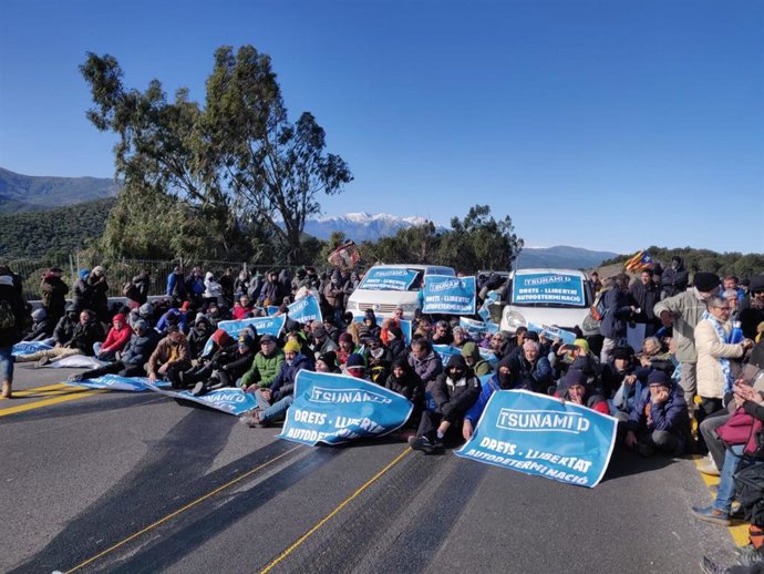 Manifestantes del Tsunami frenan la retirada de coches por parte de los gendarmes en Le Perthus (Francia)