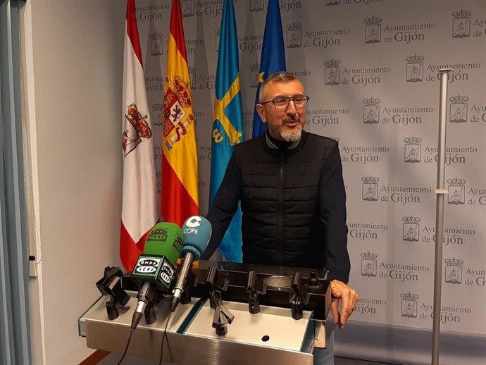 El portavoz de Ciudadanos en el Ayuntamiento de Gijón, José Carlos Fernández Sarasola, en rueda de prensa