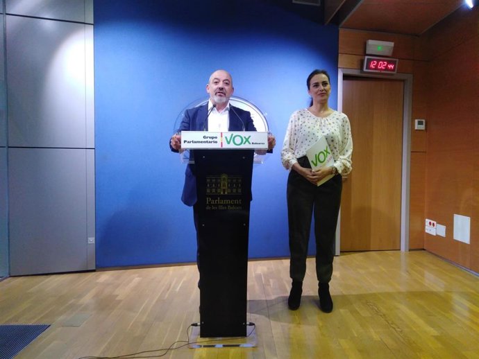 El diputat de Vox en el Parlament, Sergio Rodríguez, en una roda de premsa.