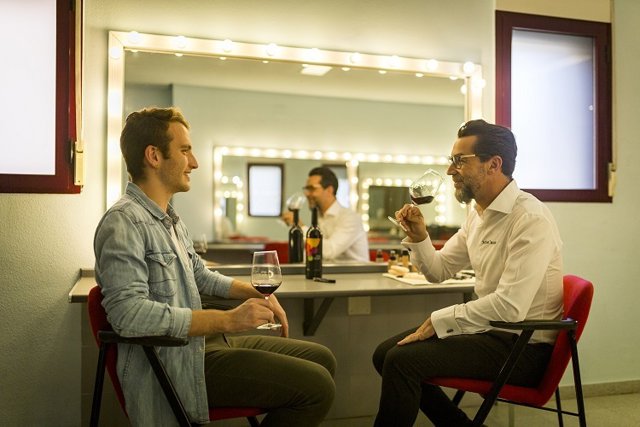 El mejor estudiante de la PAU de España, el alicantino, Carlos Rodríquez, junto al Chef Quique Dacosta, con el que ha interpretado su primer papel como actor en una campaña de Vinos Alicante DOP