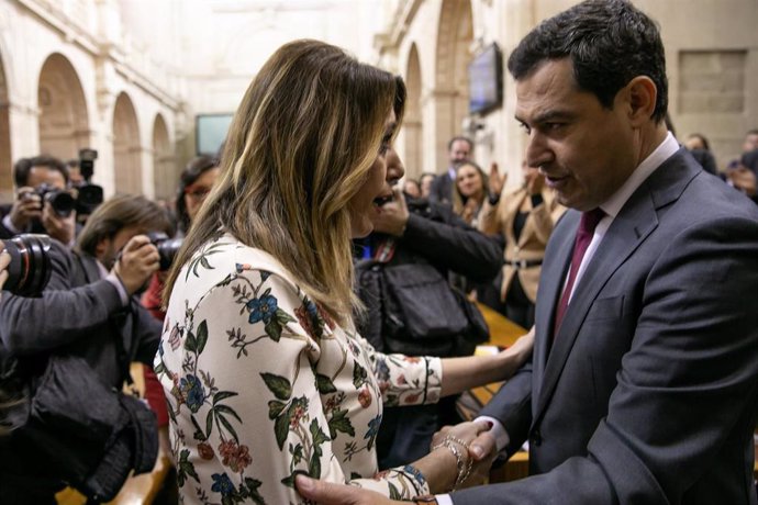 Susana Díaz saluda a Juanma Moreno tras ser investido presidente de la Junta. 