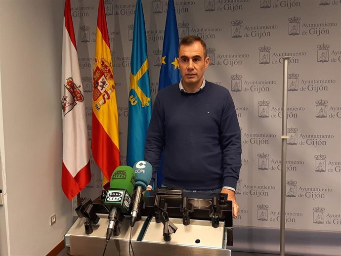 El concejal de Ciudadanos en el Ayuntamiento de Gijón Rubén Pérez Carcedo, en rueda de prensa en el Consistorio