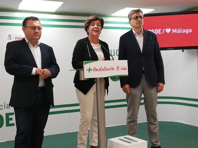 Fuensanta Lima, José Aurelio Aguilar (d) y Miguel Ángel Heredia (i) en rueda de prensa en Málaga