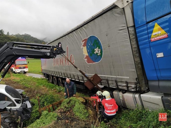 Un camión se atasca en el paso a nivel de Feve en Ampuero