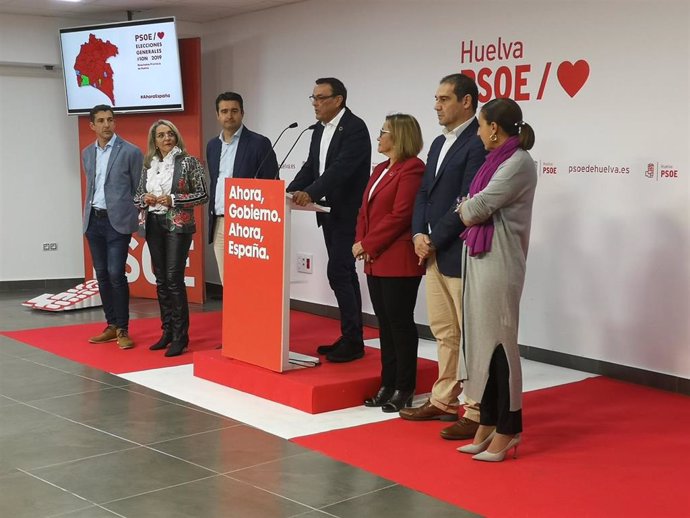 El secretario general del PSOE de Huelva, Ignacio Caraballo, ante los medios.