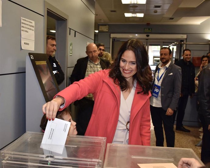 La candidata del PP al Congreso Belén Hoyo vota en las elecciones del 10N