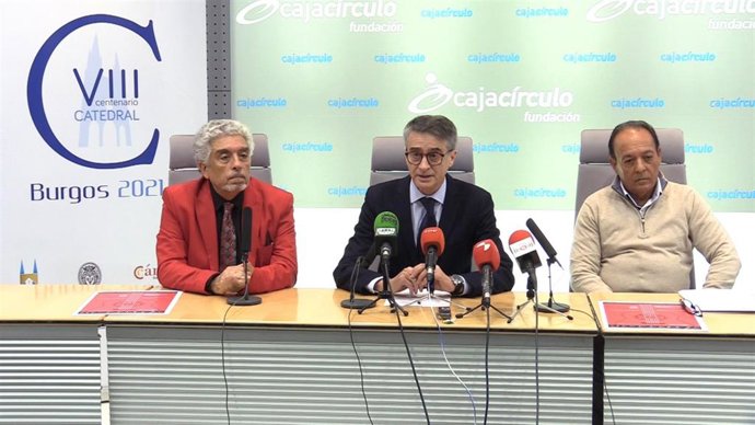 De izquierda a derecha, Paco Suárez, director de orquesta, Emilio de Domingo, presidente de la Fundación Cajacírculo, y Rafael Borja, de Unión Gitana Burgos