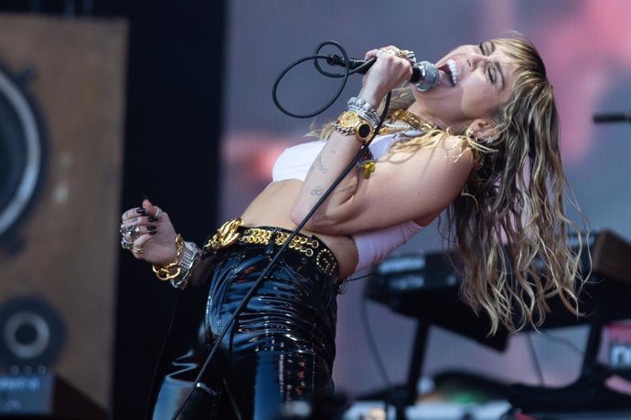 30 June 2019, England, Glastonbury: USsinger Miley Cyrus performs on the fifth day of the Glastonbury Festival at Worthy Farm. Photo: Yui Mok/PA Wire/dpa