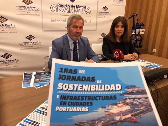 La responsable de BNI en Málaga y Granada Sur, Laura Martínez Arévalo, y el presidente de la Autoridad Portuaria de Motril, José García Fuentes, presentan las jornadas de sostenibilidad que acoge el puerto de Motril