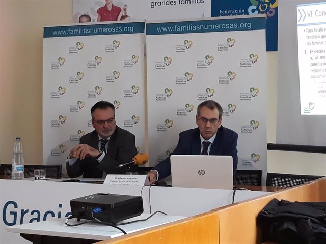 El vicepresidente primero de la Federación Española de Familias Numerosas, José Manuel Trigo (izquierda) y el profesor de Economía Aplicada de la Universidad de Vigo, Alberto Vaquero (derecha)