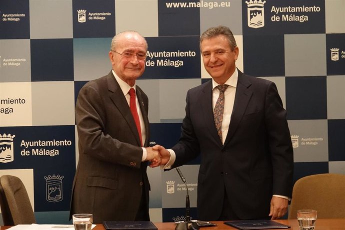 El alcalde de Málaga, Francisco de la Torre, y  el director general de ENDESA en Andalucía y Extremadura, Francisco Arteaga,