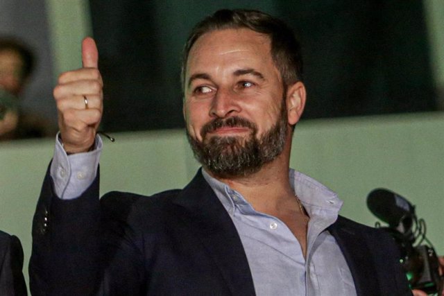 El candidato de Vox a la Presidencia del Gobierno y presidente del partido, Santiago Abascal celebran los buenos resultados obtenidos en las elecciones, en la sede de Vox en Madrid (España).