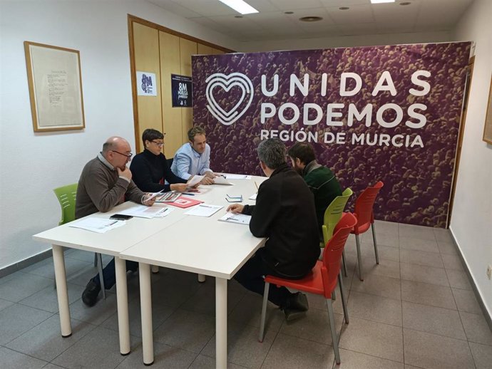 Reunión IU y Podemos en la sede de IU para analizar los datos electorales del 10N, donde consiguen mantener un diputado en el Congreso de los Diputados