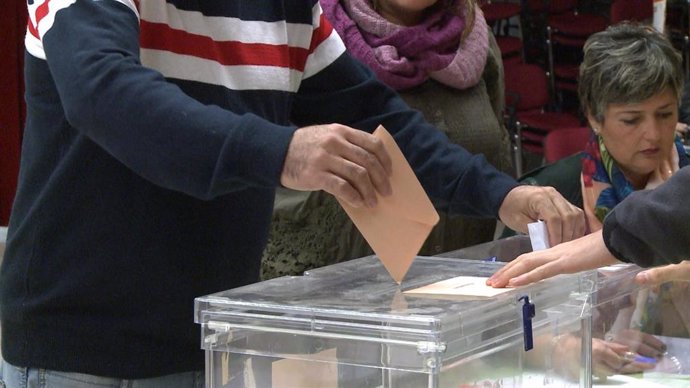 Un elector deposita su voto al Senado en una urna