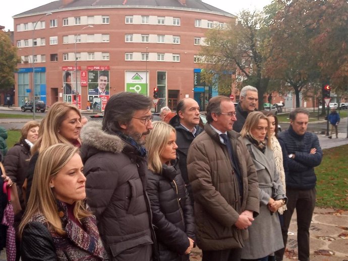 El presidente del PP vasco, Alfonso Alonso, en un acto de homaje a víctimas del terrorismo en Vitoria, junto a otros dirigentes de su partido