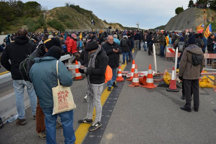 Una multitud de persones talla la carretera de l'AP-7 a la Jonquera (Girona), 11 de novembre del 2019.