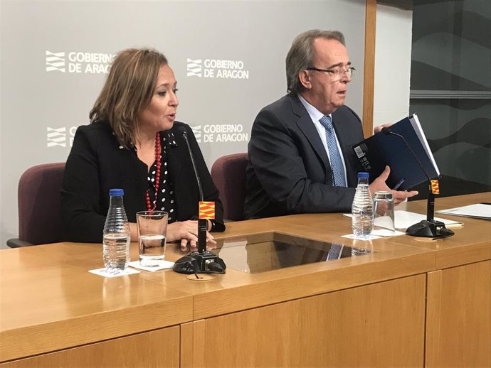 Los consejeros de Hacienda, Carlos Pérez Anadón, y Presidencia, Mayte Pérez.