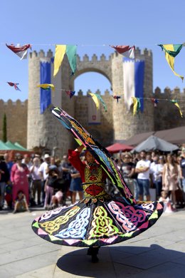 Imagen de un bailarín de la última edición del Mercado Medieval de Ávila que anunciará la próxima edición.