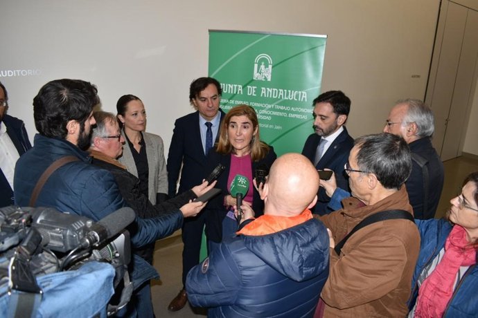 La consejera de Empleo, Rocío Blanco, atiende a los periodistas.